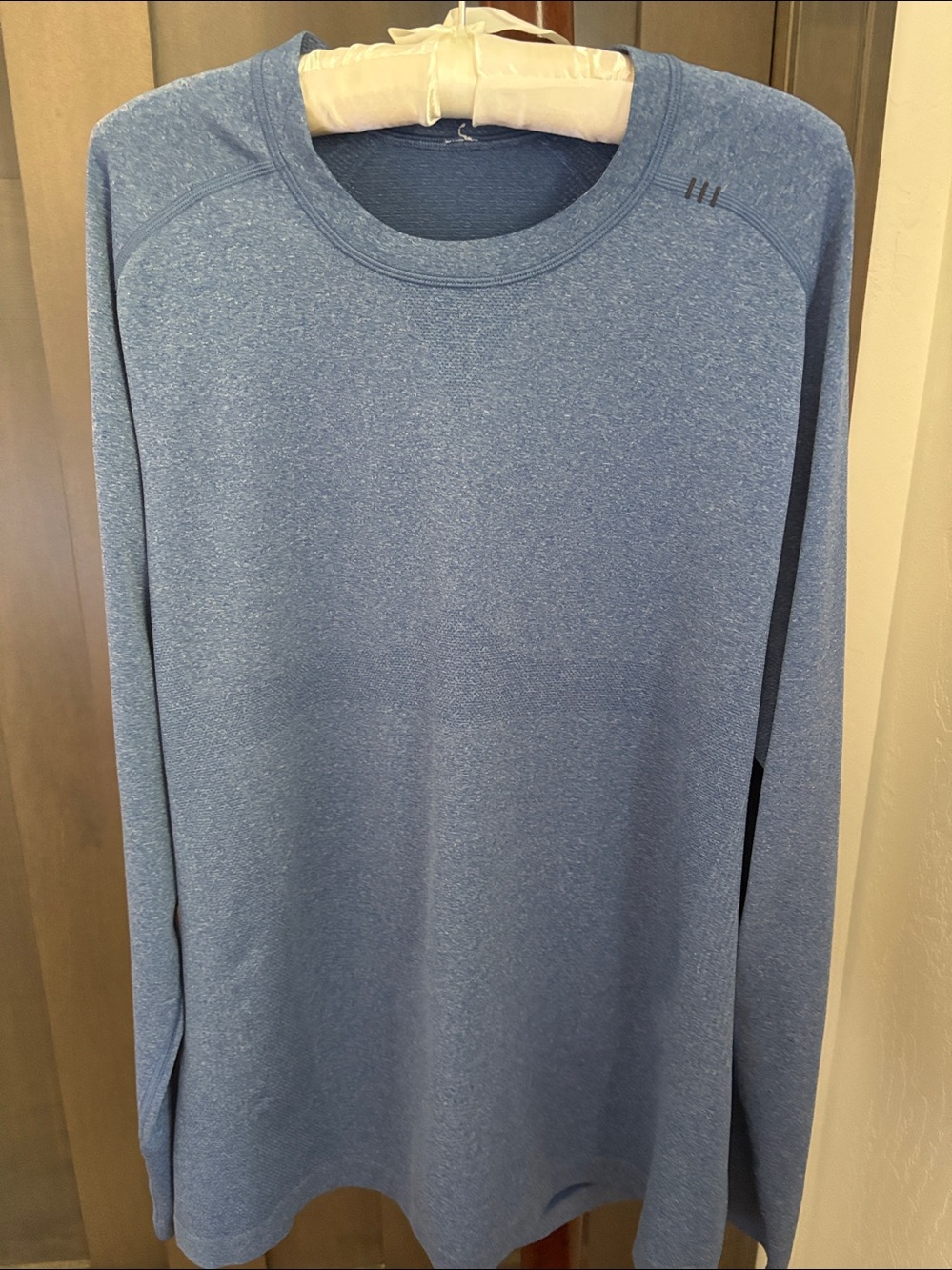 Men’s Lululemon long sleeve performance shirt.